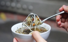 Trong nồi nhỏ cho vào 1 lít nước, 300g đường thống nốt, bó lá dứa và gừng sợi, đun sôi với lửa nhỏ ít phút cho đường tan. Sau đó múc bánh trôi tàu ra chén, múc nước đường gừng cho vào, rắc thêm ít mè đen rang giác nhỏ, đậu phộng và dừa nạo trùy thích.