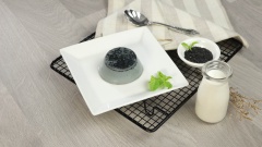 Để nguội rồi cho khuôn flan vào tủ lạnh, khi ăn lấy ra khuôn và cho vào đĩa rồi nhâm nhi thôi. Bánh flan mè đen với lớp flan mềm mịn tan trong miệng, khi ăn có vị thơm bùi, beo béo nhưng không ngọt gắt, rất thú vị để thưởng thức.