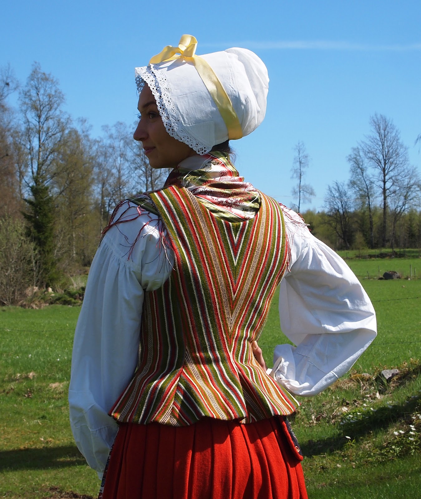Småland, Västbo. Isabell bär livstycke i den så kallade Reftelerandningen. Foto Depui.