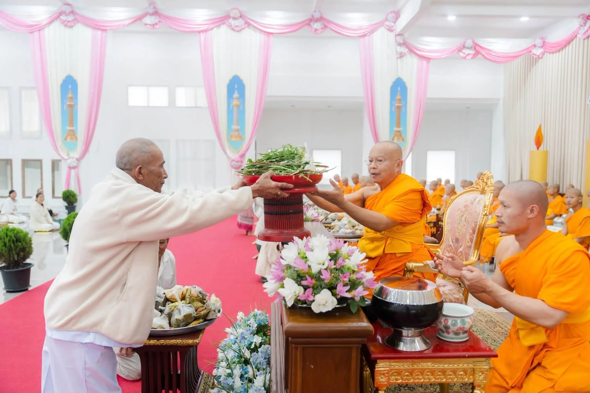 ภาพประกอบ วันอาสาฬหบูชา 2569 …. ฝนตกตั้งแต่เมื่อคืน เมื่อเช้าก็ตกหนักอีก…. คิดไปว่าศรัทธาบ้านขุนจะขึ้นวัดมาทำบุญกันยังไง…แต่ปรากฏว่า ฝนจะตกหนังยังไง ก็ไม่เป็นปัญหาอุปสรรคต่อศรัทธาความเชื่อมั
