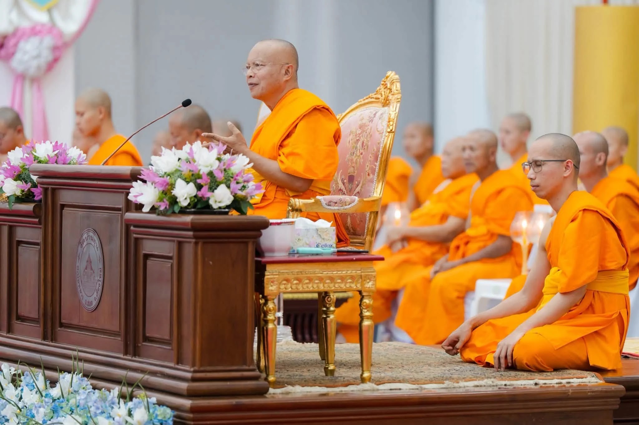 ภาพประกอบ คืนวันอาสาฬหบูชา แจ้งชาวบ้านขึ้นมาเวียนเทียนรอบเจดีย์….ปรากฏว่าฝนชุ่มฉ่ำ เดินเวียนเทียนรอบเจดีย์ไม่ได้ ก็เลยสวดธัมจักฯ นั่งสมาธิ และเวียนเทียนกันที่ธรรมสภา ก็สะดวกดี ปรับกันไปตามสถ