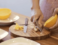 Cam chọn quả cam vàng Úc sẽ thơm. Cam bỏ múi, tách lấy vỏ, gọt bớt phần cùi trắng bên trong để mứt không bị nát. Vỏ cam thái miếng nhỏ vừa ăn. Sau đó, đem luộc vỏ cam trong nước từ 5-7 lần để loại bỏ tinh dầu đắng (tùy thuộc vào mức độ ăn cay của các bạn).