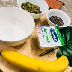 Chuẩn bị 1 cái tô vừa (tùy theo lượng mà bạn muốn ăn, 1 hay 2 hũ sữa chua nhé). Chuối cắt lát dày vừa đủ, để khi ăn cảm nhận được vị thơm ngọt của chuối tan trong miệng.