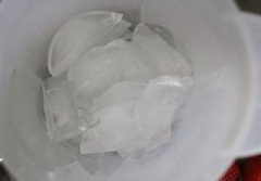 Đập nhuyễn đá, cho vào bình.