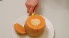 Khi flan bí đỏ chín thì lấy ra khỏi xửng hấp, để nguội. Sau đó cắt dọc theo trái bí chẻ ra làm nhiều miếng nhỏ là có thể thưởng thức.