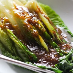 Cải xà lách sốt tương tỏi với một hương vị giòn ngọt cùng nước sốt đậm đà cực ngon luôn đấy. Cùng thử làm ngay món này cho bữa cơm gia đình nha.
