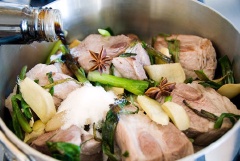 Thêm sườn và xào trong vài phút rồi chiên vàng hai mặt thịt. Thêm 1 chén nước tương, 3 muỗng canh rượu tráng, 3 muỗng canh đường, 3 cái hoa hồi, và 500ml nước vào. Đun sôi rồi giảm lửa để nước hơi sôi.
