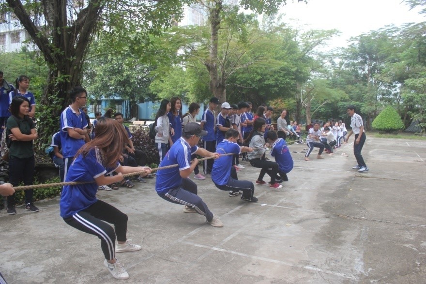 Sinh viên tham gia trò chơi vận động gắn kết các thành viên trong lớp và giao lưu với lớp bạn. Qua đó thắt chặt tinh thần đoàn kết, vừa học vừa chơi của tuổi trẻ đồng thời phát huy tính tập thể, giúp các đoàn viên tự tin hòa nhập cùng cộng đồng.