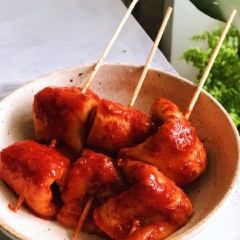 Thế là xong rồi nè, cho chả cá sốt cay Hàn Quốc ra dĩa rắc thêm chút hành boa rô, nếu có thêm miếng mè rang là ngon xuất sắc luôn đó. Tuy đây là món ăn vặt nhưng các bạn cũng có thể dùng món này làm món ăn cho bữa cơm gia đình cũng được nha.