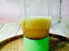 Chanh dây mua về thì rửa sạch, sau đó cắt làm đôi. Dùng muỗng nạo sạch phần ruột của chanh dây rồi cho ruột vào cối xay sinh tố. Thêm 1 cốc nước vào để xay. Đề yên nước chanh dây đã xay khoảng 5 phút, cho phần hạt lắng hết xuống dưới đáy cối, rồi đổ phần nước chanh dây ra 1 cái nồi, còn hạt chanh dây bỏ đi. Hoặc bạn có thể cho ruột chanh dây vào một cái rây. Tán mạnh để nước cốt chanh có thể chảy xuốn hết. Cho phần hạt vào một cái tô, cho 200ml nước lọc vào, khuấy đều cho phần cơm chanh dây còn sót lại tiếp tục tan ra, và lượt qua rây để có nước cốt lần 2.