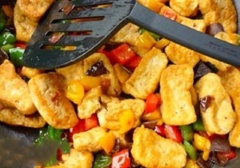 Đến khi ớt gần chín thì cho đậu vào xào cùng nêm 1/4 muỗng cà phê muối, 1/2 muỗng cà phê bột ngọt đảo đều cho thấm gia vị.