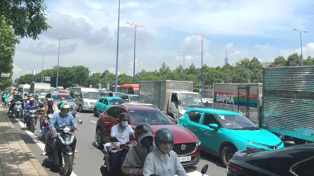 Kẹt xe nghiêm trọng tại nút giao An Phú - Báo Sài Gòn Giải Phóng