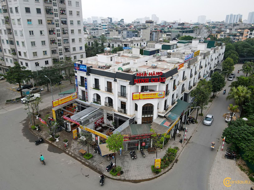 <p>Liền kề của khu đô thị mới Đại Kim gồm có 71 căn biệt thự liền kề cao 4 - 5 tầng với diện tích đa dạng từ 63m2 - 242m2 chia thành các block TT4 nhà A, TT5, TT6, TT7. Trong đó:</p>
<ul>
<li>TT4 Nhà A: gồm 27 căn liền kề, 5 tầng, diện tích đất 75m2 - 242.9m2.</li>
<li>TT5 khu TT5.1 gồm 32 lô liền kề diện tích từ 67,5m2 - 151m2.</li>
<li>TT5 khu TT5.2 gồm 37 lô liền kề diện tích từ 70m2 - 135m2.</li>
<li>TT5 khu TT5.3 gồm 33 lô liền kề diện tích từ 67,5m2 - 135m2, xây dựng 4 tầng với thiết kế mới rất hoàn hảo.</li>
<li>TT6 khu TT6-1 gồm 38 lô liền kề diện tích từ 70m2.</li>
<li>TT6 khu TT6-2 gồm 40 lô liền kề diện tích từ 63m2.</li>
<li>TT7: Gồm 4 dãy nhà A, B, C, D xây 5 tầng trong đó: Nhà A gồm 18 lô diện tích đất 79m2 - 142m2, Nhà B gồm 24 lô diện tích đất 75m2 - 161m2, Nhà C gồm 28 lô diện tích đất 75m2, 88m2, 127m2, Nhà D gồm 40 lô diện tích đất 75m2 - 148m2.</li>
</ul>