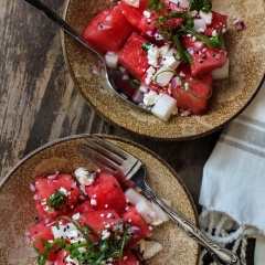 Cho salad ra ngoài đĩa, rắc mè trắng rang lên bạn thích rồi thưởng thức nào. Đây sẽ là món khai vị tươi mát cho bữa tiệc nướng ngoài trời mà bạn có thể chuẩn bị trong vòng "2 nốt nhạc" thôi.