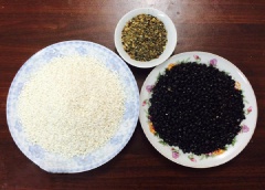 Đậu phộng rang giã nhuyễn rồi trộn đều với 1/2 muỗng canh mè rang và 1/2 muỗng cà phê muối để làm muối mè.