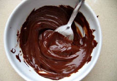 Làm tan chảy Chocolate chip trong lò vi sóng hoặc trong một cái nồi tùy bạn. Khi chocolate tan chảy không quá nóng, bạn đổ thêm dầu dừa vào và trộn đều. Đặt sang một bên.