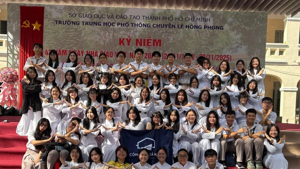 Gen Z 'bắt sóng' ngôn ngữ ký hiệu: Học cách kết nối bằng đôi bàn tay 'biết nói' - Chuyên trang Hoa Học Trò - Báo Tiền Phong