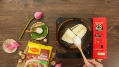 Bắc nồi lên bếp, cho 300gr phần gốc cải thảo vào nồi, thêm 1 lít nước, 1 muỗng canh đường phèn và 1/2 muỗng canh muối rồi mở lửa đun sôi. Đến khi cải thảo mềm thì vớt ra, giữ lại nước luộc.