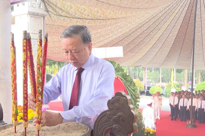 [Video] Tổng Bí thư, Chủ tịch nước Tô Lâm dâng hương tại Nghĩa trang Liệt sĩ Tân Biên (Tây Ninh) - Báo Nhân Dân
