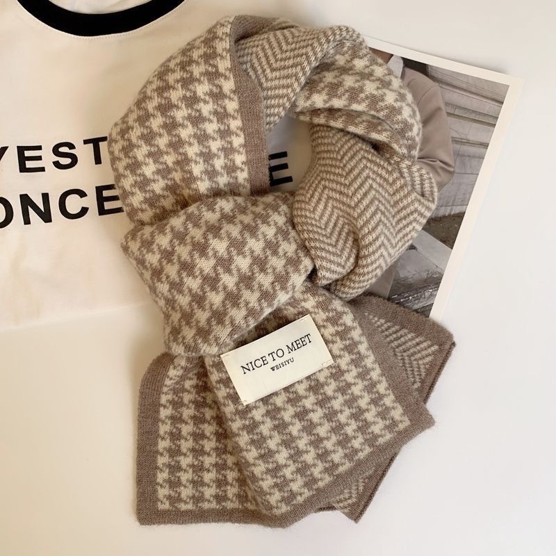 Strickschal mit Hahnentrittmuster