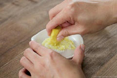 Thịt gà sau khi mua về làm sạch, dùng đồ dần thịt hoặc dùng sống dao để dần cho thịt mềm. Cắt thịt gà thành miếng dài 7cm, rộng 2cm. Gừng, tỏi bào nhuyễn. Thịt gà cho vào tô lớn, thêm 1/2 muỗng muối, 1 muỗng rượu sake, 2 muỗng nước tương, 1/2 muỗng hạt tiêu, gừng tỏi bào rồi trộn thật kĩ và để khoảng 20 phút cho thịt thấm gia vị.