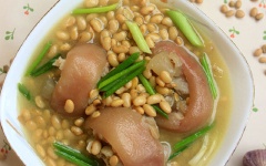 Múc canh ra tô, rắc phần đầu xanh hành lá lên trên, dùng với cơm trắng.