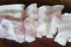 Cá làm sạch, cắt khúc vừa ăn. Thịt ba chỉ cắt miếng dày khoảng 1-1.5cm.