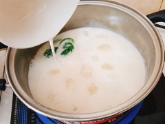 Nấu đến khi khoai mì hơi trong thì cho nước cốt dừa vào. Khuấy đều cho khoai mì thấm nước cốt dừa. Khi khoai mì chín thì hòa tan bột năng với 5 muỗng nước rồi cho từ từ vào nồi. Vừa cho vừa khuấy đều. Nấu đền khi bột chín, nước chè hơi sánh lại là được. Mè trắng cho vào chảo rồi rang trên lửa nhỏ đến kho mè chuyển sang màu vàng là xong.