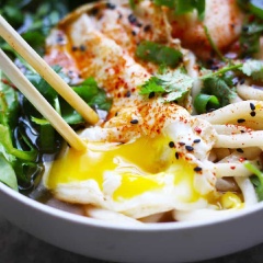 Múc mì ra bát. Bạn chiên trứng gà ốp la rồi phủ lên mặt tô mì. Rắc mè đen, bột ớt, hành ngò băm nhuyễn là có thể thưởng thức được rồi đó.