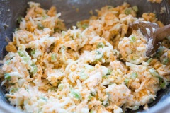Bơ lạt để nhiệt độ phòng cho tan rồi trộn với tỏi băm. Sau đó cho phô mai Cheddar, Mozarella vào trộn đều, kế tiếp là hành lá băm, sốt mayonnaise và kem chua.