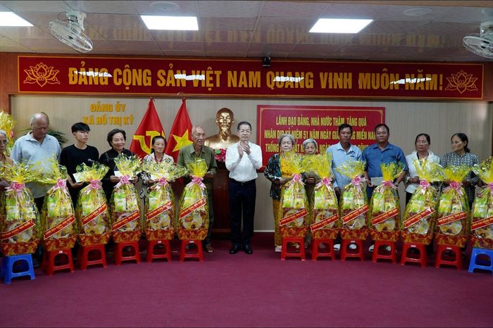 Chánh án Nguyễn Văn Quảng tặng quà gia đình chính sách tỉnh Cà Mau - Báo Công Lý