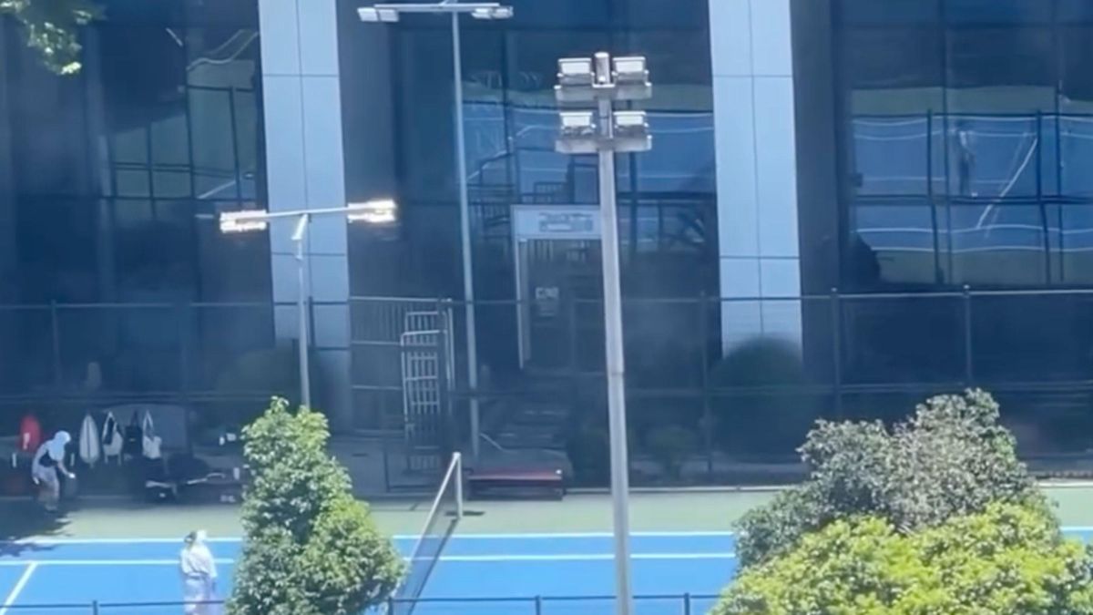 Nhóm người chơi tennis giữa trưa nắng gay gắt 40 độ C - Tạp chí Tri thức