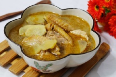 Canh gà nấu dầu mè là món ăn bổ dưỡng với thịt gà béo dai, ngọt thịt, gừng tươi cắt lát ấm cay cùng dầu mè thơm ngon, lạ miệng, rất thích hợp làm món ăn tẩm bổ cho cả nhà trong mùa lạnh.