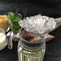 Cho đá vào cối xay