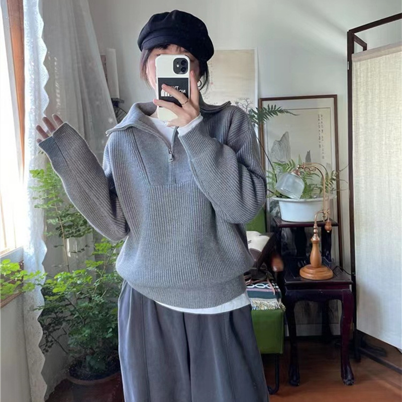Women's knitted sweater with zipper and ribbed knit