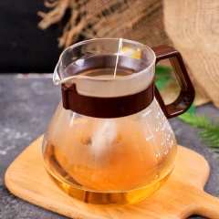 Cho 2 gói trà túi lọc Lipton nhãn vàng vào bình, rót 400ml nước sôi vào trà và đậy nắp để ủ khoảng 15 phút.
