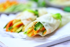 Xếp bánh cuộn rau củ kiểu mới ra đĩa. Sau đó, chuẩn bị thêm các loại sốt chấm bánh cuốn ưa thích nữa nhé. Riêng bản thân mình thì đơn giản thôi. Chỉ cần một chén nước tương đậm đà, thêm chút giấm, đường và vài khoanh ớt cay nữa là tuyệt vời.