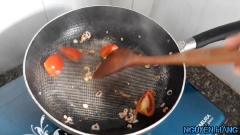 Chuẩn bị 1 cái chảo: cho dầu vào phi thơm hành tím, cho cà chua vào xào sơ, cuối cùng cho măng chua vào đảo sơ qua, tắt bếp.