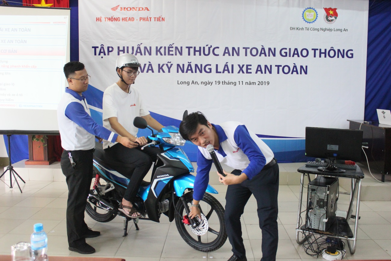 Hệ thống HEAD Phát Tiến hướng dẫn sinh viên kiểm tra xe trước khi di chuyển