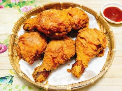 Khi gà chiên hơi nguội bớt là có thể chấm ăn cùng tương ớt hay tương cà rồi nhé! Món gà chiên giòn rụm da, thịt béo dai này chắc chắn sẽ khiến các bé nhà bạn rất thích đấy!
