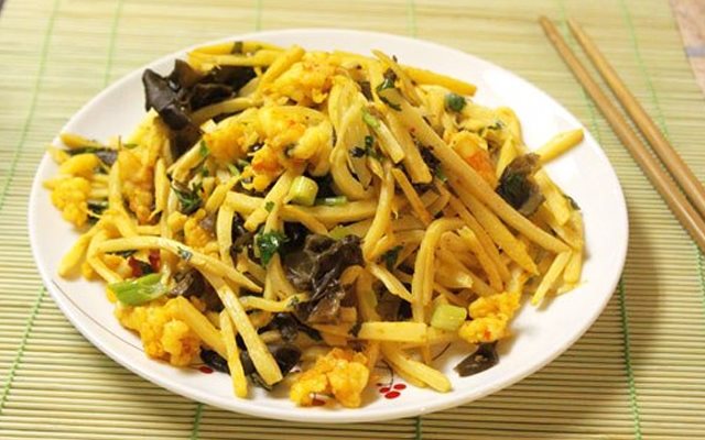 Măng Tươi Xào Tôm Và Sa Tế