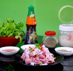 Rửa sạch thịt heo với nước muối loãng cho sạch , để ráo, cắt miếng nhỏ vừa ăn. Hành tím băm nhỏ