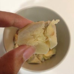 Chuẩn bị nguyên liệu, khoai lang gọt vỏ rửa sạch, cắt khối không quá lớn cũng không quá nhỏ như hình. Gừng gọt vỏ, cắt khúc, đập giập. Bạn bắc 1 nồi nước lên bếp, đun cho đến khi sôi.