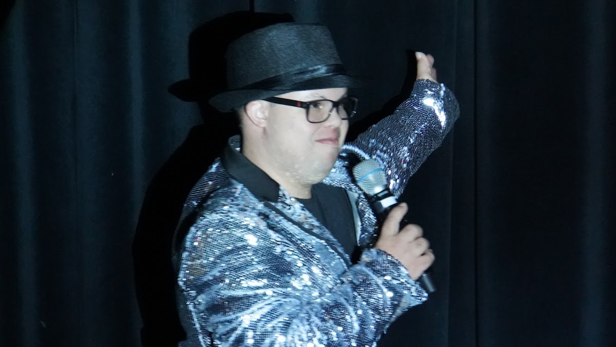 Anything is Possible! — cantante en escena