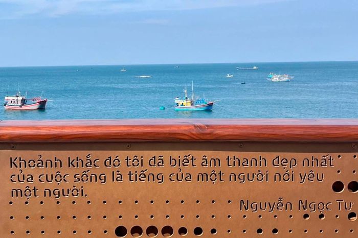 Câu văn đặc biệt trên cây cầu 'săn hoàng hôn' ở Phú Quốc - Tạp chí Tri thức