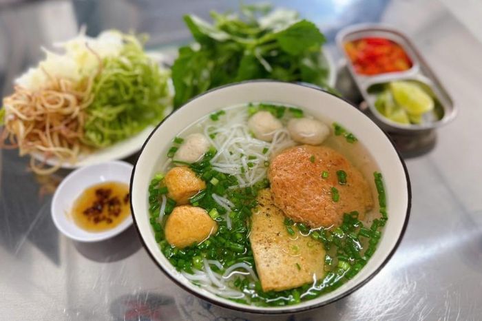 Bữa sáng Sài Gòn thử vị bún mọc chiên ở phường Chợ Quán - Chuyên trang Sài Gòn Tiếp Thị - Tạp chí Kinh tế Sài Gòn