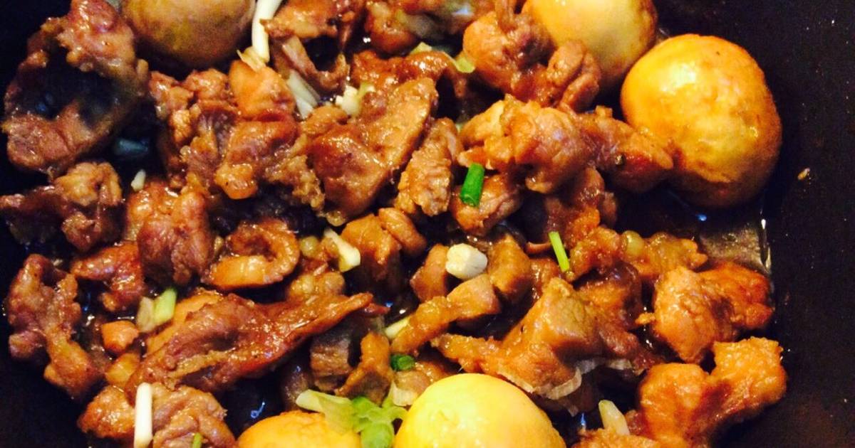 Trứng gà ác kho thịt cho sản phụ