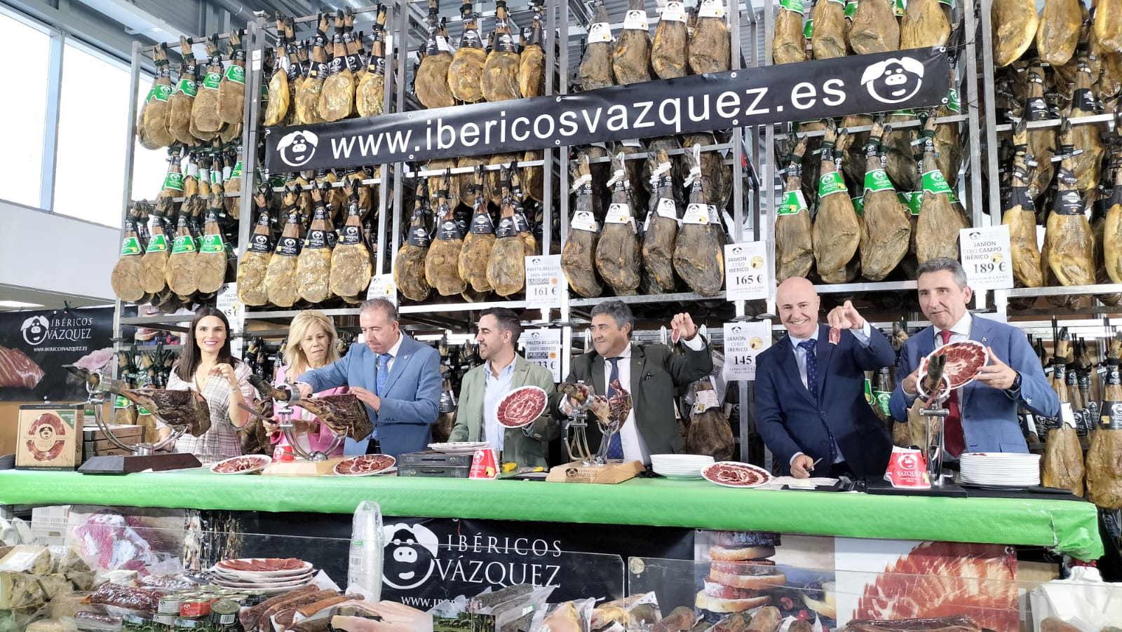 A jamón-cutting demonstration at Aracena’s 2025 Feria del Jamón.