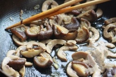 Làm nóng chảo với 2 muỗng canh dầu ăn rồi cho hành tím vào phi thơm. Khi hành tím thơm thì cho nấm và cật vào xào cùng.