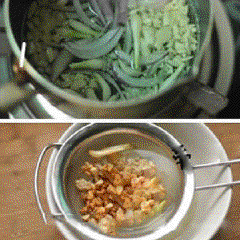 Phi thơm 1/2 hành tím, tỏi với 2 muỗng canh dầu ăn, đảo đều 30 giây. Vớt hành tây, tỏi ra, để ráo dầu.